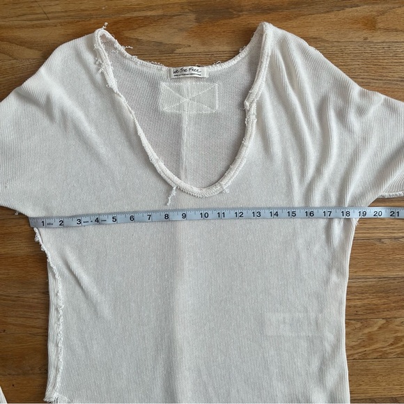 We The Free Cream Long Sleeve Top Sz Small Raw Seams Soft Oversized Knit - Picture 7 of 9
